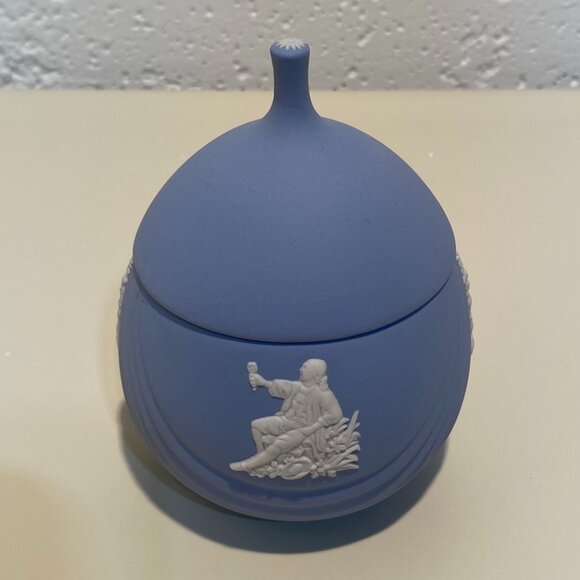Wedgwood Blue Jasperware Small Lidded Pot with White Motif and Daisy Top - Picture 6 of 12